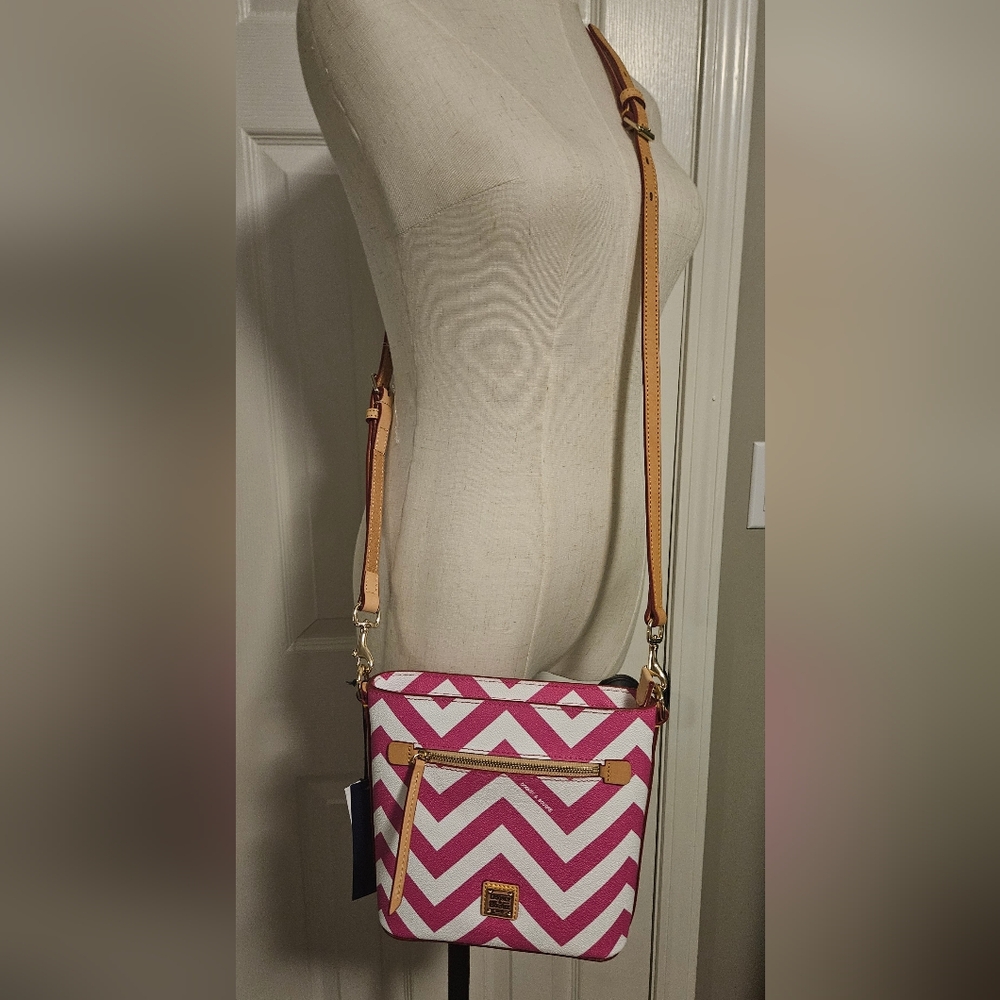 NWT Dooney & Bourke Small Zip Crossbody- Chevron Fuchsia/White - Picture 4 of 12